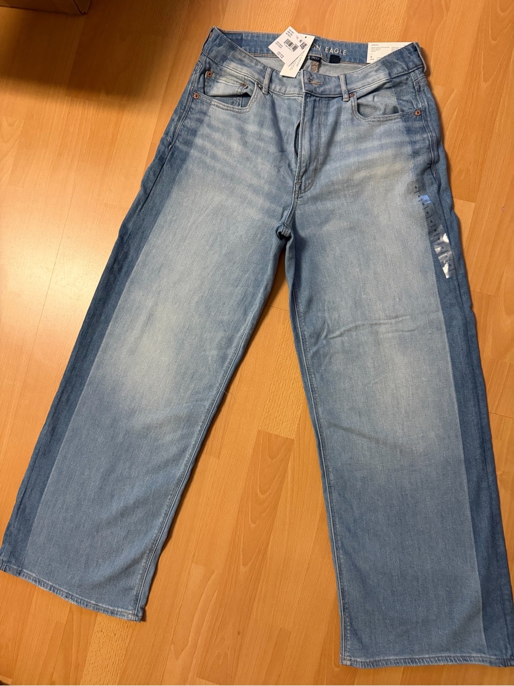 NWT - American Eagle Outfitters woman's -Tone Light Blue Wide Leg Jeans